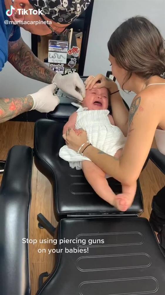 Bé gái 6 tháng tuổi vùng vẫy khóc lóc khi được&nbsp;đưa đi bấm lỗ tai và lý lẽ gây tranh cãi của người mẹ: Tôi có quyền”-1
