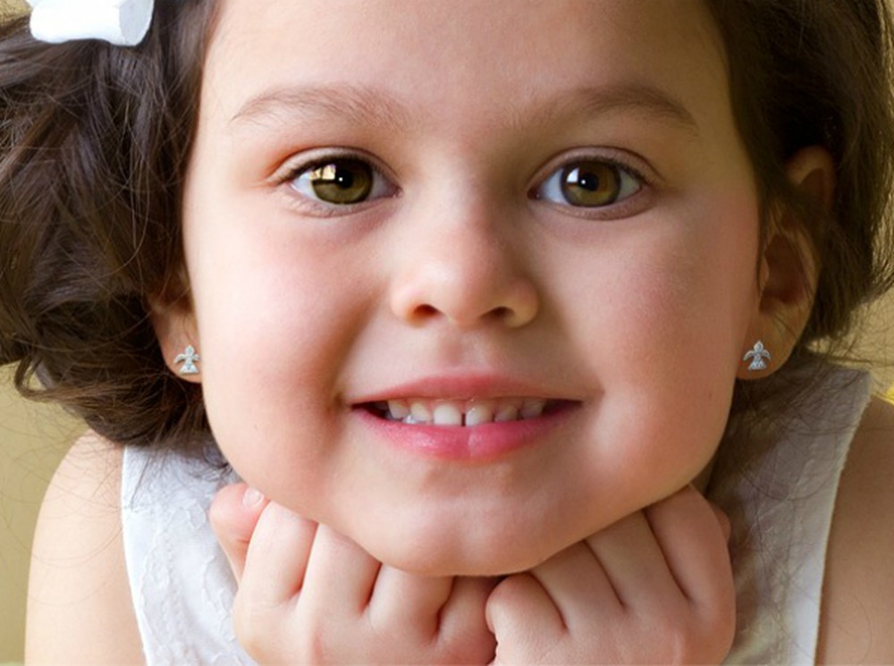 Bé gái 6 tháng tuổi vùng vẫy khóc lóc khi được&nbsp;đưa đi bấm lỗ tai và lý lẽ gây tranh cãi của người mẹ: Tôi có quyền”-5