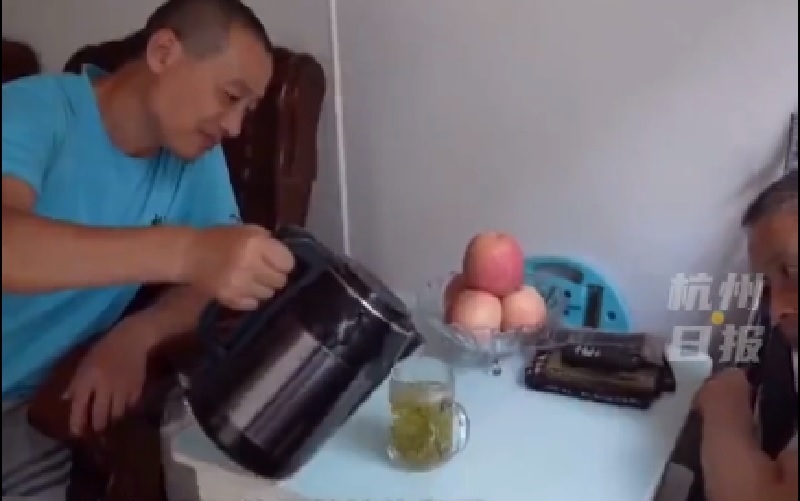 Đưa chồng cũ của vợ về sống cùng, tận tình chăm sóc suốt 16 năm-3