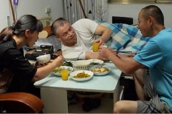 Đưa chồng cũ của vợ về sống cùng, tận tình chăm sóc suốt 16 năm