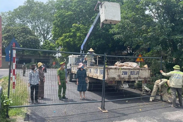 Ảnh: Ngày đầu kích hoạt 39 chốt trực tại Hà Nội, bắt đầu kiểm soát người ra đường theo vùng-15