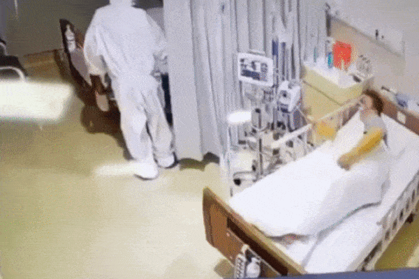 F0 đang nằm lim dim bỗng hét toáng lên vì chiếc bóng trắng toát lướt qua giường bệnh, 