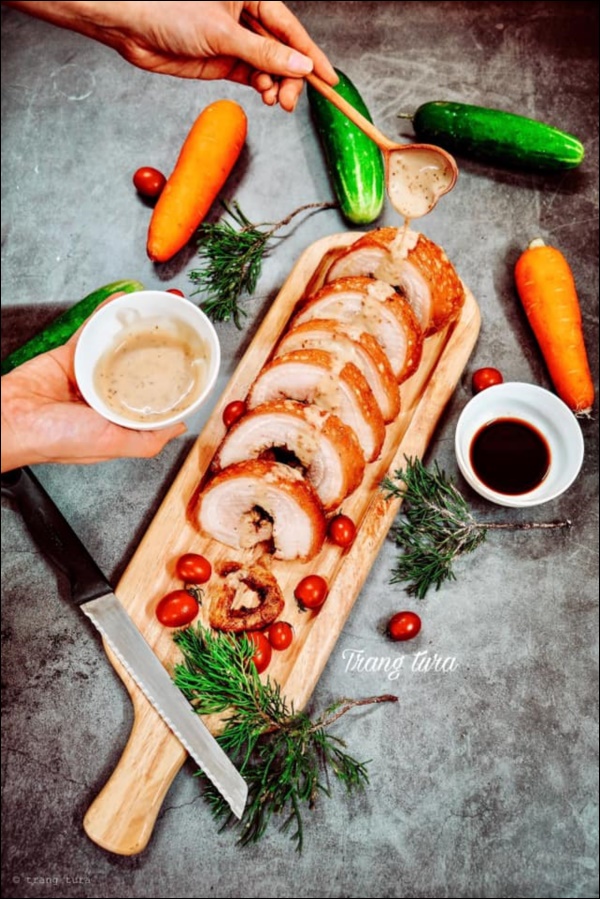 Cuối tuần rảnh rỗi mẹ đảm&nbsp;đổi vị cho cả nhà với món&nbsp;thịt heo quay giòn tan, vàng ruộm, thơm nức mũi-1