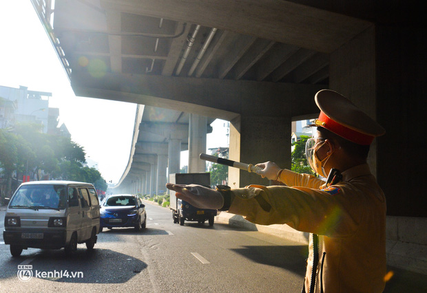 Ảnh: Ngày đầu kích hoạt 39 chốt trực tại Hà Nội, bắt đầu kiểm soát người ra đường theo vùng-4