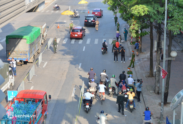 Ảnh: Ngày đầu kích hoạt 39 chốt trực tại Hà Nội, bắt đầu kiểm soát người ra đường theo vùng-2