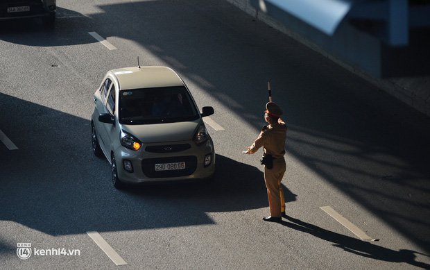 Ảnh: Ngày đầu kích hoạt 39 chốt trực tại Hà Nội, bắt đầu kiểm soát người ra đường theo vùng-11