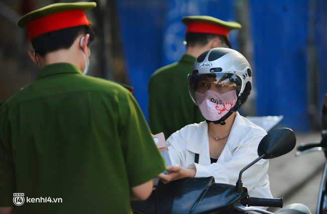 Ảnh: Ngày đầu kích hoạt 39 chốt trực tại Hà Nội, bắt đầu kiểm soát người ra đường theo vùng-8