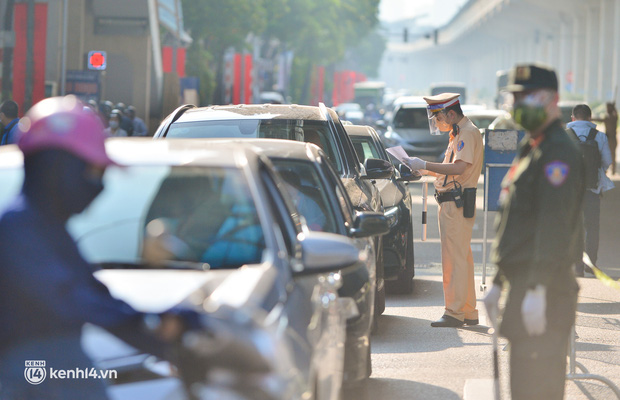 Ảnh: Ngày đầu kích hoạt 39 chốt trực tại Hà Nội, bắt đầu kiểm soát người ra đường theo vùng-3