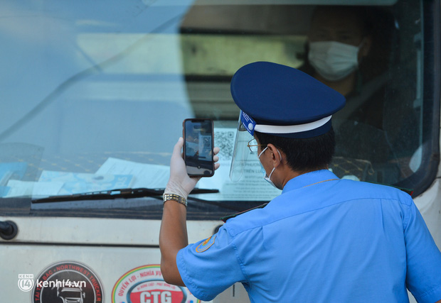 Ảnh: Ngày đầu kích hoạt 39 chốt trực tại Hà Nội, bắt đầu kiểm soát người ra đường theo vùng-13