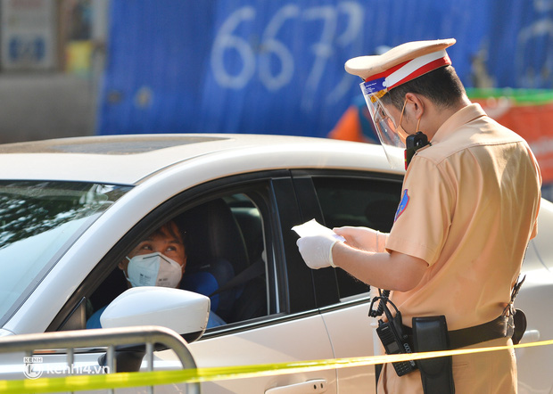 Ảnh: Ngày đầu kích hoạt 39 chốt trực tại Hà Nội, bắt đầu kiểm soát người ra đường theo vùng-9
