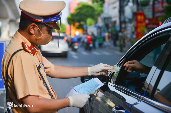 Ảnh: Ngày đầu kích hoạt 39 chốt trực tại Hà Nội, bắt đầu kiểm soát người ra đường theo vùng-7