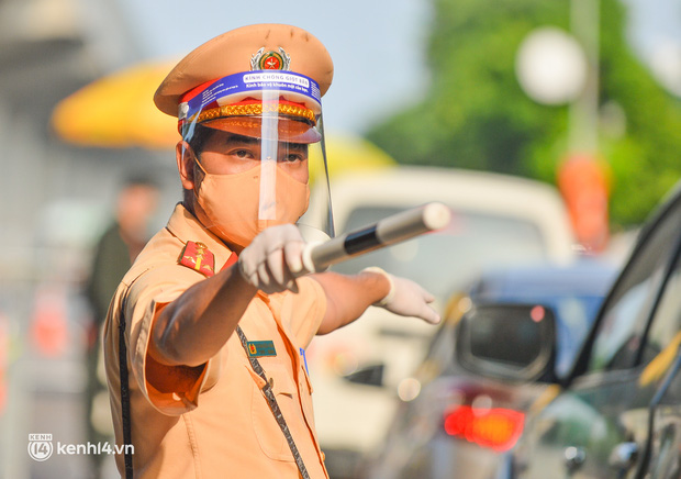 Ảnh: Ngày đầu kích hoạt 39 chốt trực tại Hà Nội, bắt đầu kiểm soát người ra đường theo vùng-10