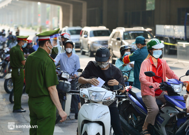 Ảnh: Ngày đầu kích hoạt 39 chốt trực tại Hà Nội, bắt đầu kiểm soát người ra đường theo vùng-5