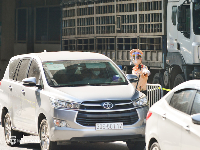 Ảnh: Ngày đầu kích hoạt 39 chốt trực tại Hà Nội, bắt đầu kiểm soát người ra đường theo vùng-6