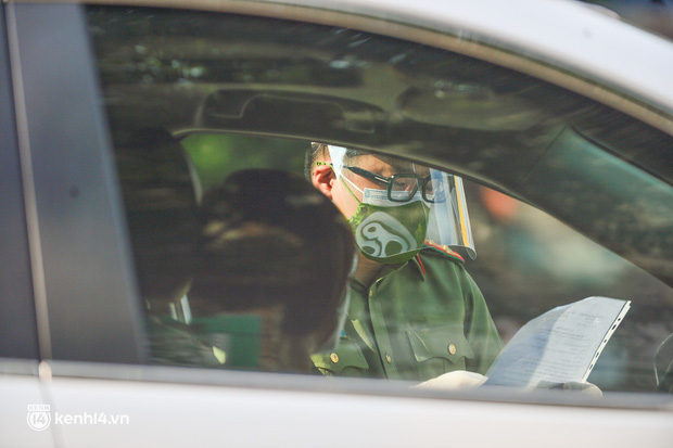 Ảnh: Ngày đầu kích hoạt 39 chốt trực tại Hà Nội, bắt đầu kiểm soát người ra đường theo vùng-12