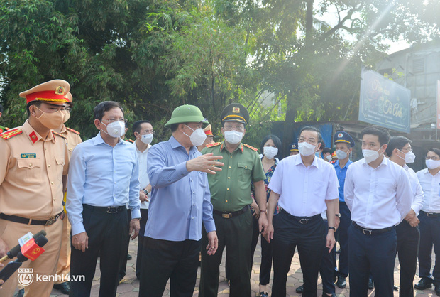 Ảnh: Ngày đầu kích hoạt 39 chốt trực tại Hà Nội, bắt đầu kiểm soát người ra đường theo vùng-1