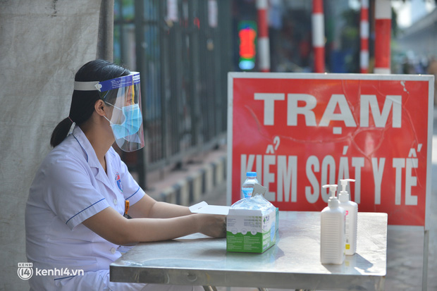 Ảnh: Ngày đầu kích hoạt 39 chốt trực tại Hà Nội, bắt đầu kiểm soát người ra đường theo vùng-14