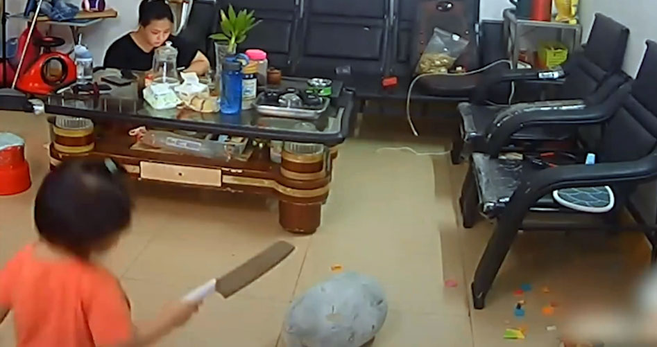 Người mẹ bị công kích nặng nề khi lo xem điện thoại không biết con gái 3 tuổi đang múa dao bổ dưa, cảnh tượng ghi lại thật thót tim-1
