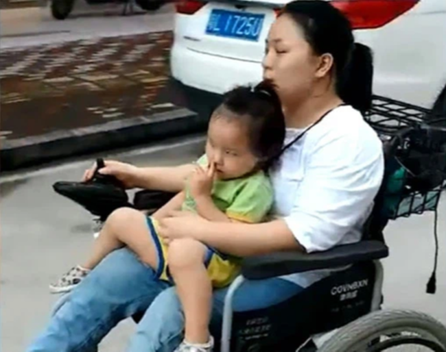 Người mẹ bị công kích nặng nề khi lo xem điện thoại không biết con gái 3 tuổi đang múa dao bổ dưa, cảnh tượng ghi lại thật thót tim-6