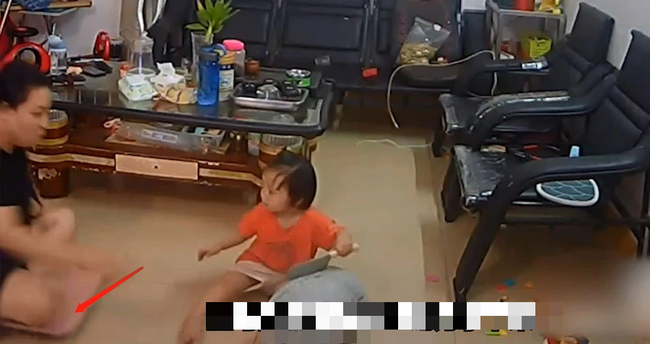 Người mẹ bị công kích nặng nề khi lo xem điện thoại không biết con gái 3 tuổi đang múa dao bổ dưa, cảnh tượng ghi lại thật thót tim-5