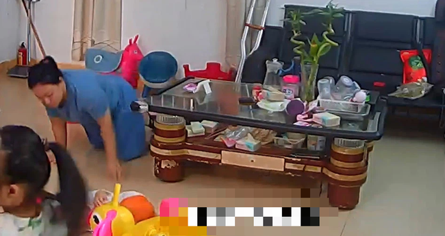 Người mẹ bị công kích nặng nề khi lo xem điện thoại không biết con gái 3 tuổi đang múa dao bổ dưa, cảnh tượng ghi lại thật thót tim-7