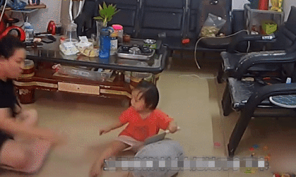 Người mẹ bị công kích nặng nề khi lo xem điện thoại không biết con gái 3 tuổi đang múa dao bổ dưa, cảnh tượng ghi lại thật thót tim-4