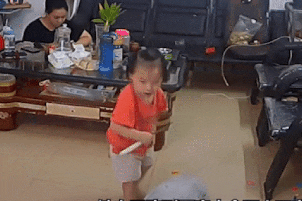Người mẹ bị công kích nặng nề khi lo xem điện thoại không biết con gái 3 tuổi đang
