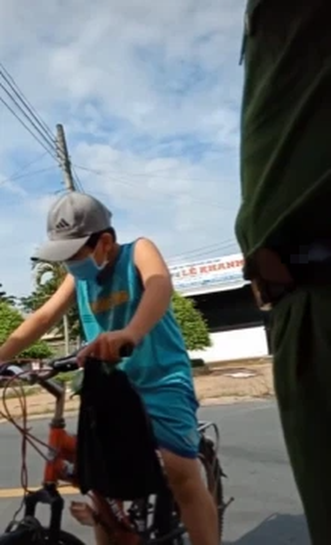 Cậu bé đạp xe xin qua chốt để đưa đồ cho ngoại, khi được hỏi mẹ đâu em cúi mặt trả lời một câu khiến tất cả nghẹn ngào-2