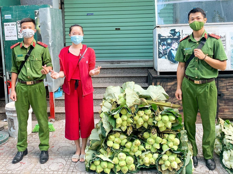 Ba ngày lội bùn hái 18.000 bông hoa, công an giải cứu đầm sen 20 mẫu-8
