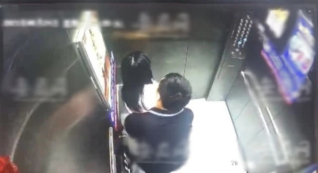 Cháu gái đang ngủ đột nhiên khóc lớn giữa đêm, ông bà lo sốt vó, giấu cháu check camera rồi phát hiện sự thật kinh hoàng-1