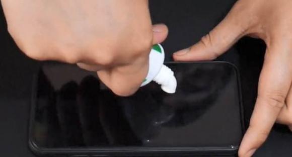 Bôi một lớp kem đánh răng lên điện thoại, nó có tác dụng tuyệt vời! Tôi sẽ tiết kiệm cho bạn 100 nhân dân tệ một năm-4