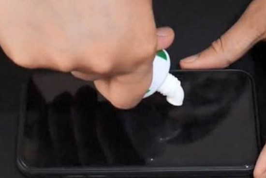 Bôi một lớp kem đánh răng lên điện thoại, nó có tác dụng tuyệt vời! Tôi sẽ tiết kiệm cho bạn 100 nhân dân tệ một năm