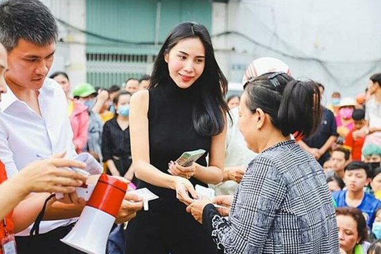 Thuỷ Tiên bị tố ăn chặn từ thiện, mẹ ruột có chia sẻ gây chú ý: 