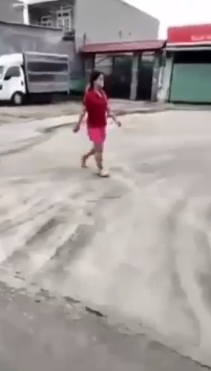 Cô gái trẻ đánh bài chuồn ngay sau khi test COVID-19 dương tính, hàng chục người nháo nhác đuổi theo-1