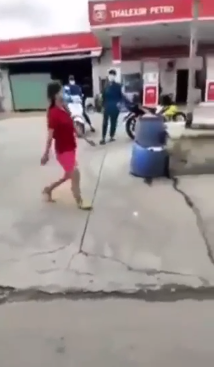 Cô gái trẻ đánh bài chuồn ngay sau khi test COVID-19 dương tính, hàng chục người nháo nhác đuổi theo-2