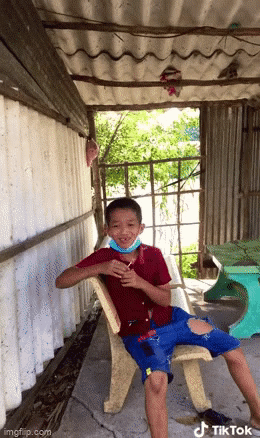 Khẩu trang tụt dưới cằm nhưng 5 lần 7 lượt vẫn nói quên ở nhà, cậu bé khiến cán bộ kiểm dịch không thể nhịn cười-1