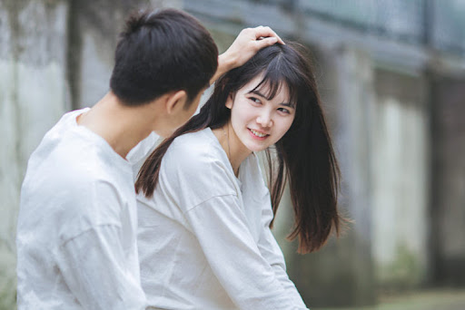 Tốn cả tiền triệu mới cưa được hoa khôi của công ty, đêm tân hôn tôi tiếc ngẩn người khi nhìn thấy bộ dạng quyến rũ của vợ-1