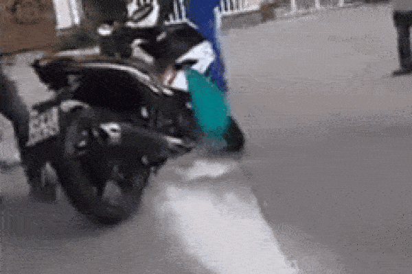 Người đàn ông chạy xe đâm gãy thanh chắn, tấn công công an ở chốt kiểm dịch và pha quật ngã trong vài giây