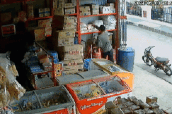 Lẻn vào cửa hàng trộm bao gạo nhanh như chảo chớp