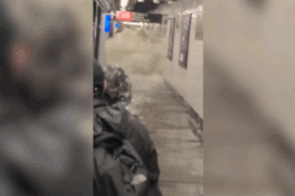 Cố lên tàu đang chạy, người đàn ông trượt chân ngã xuống đường ray-1