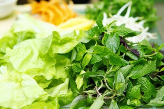 Ăn thức ăn sống như trái cây, rau sống... có sợ nhiễm SARS-CoV-2 không? Bác sĩ dinh dưỡng giải đáp