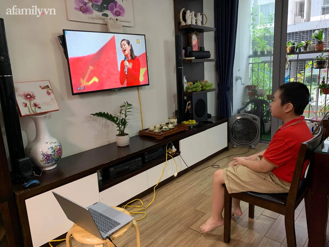 Có một khai giảng thật khác: Phụ huynh không khoe ảnh con tưng bừng cờ hoa, chỉ đứng trước màn hình TV, máy tính nghe tiếng trống khai trường-3