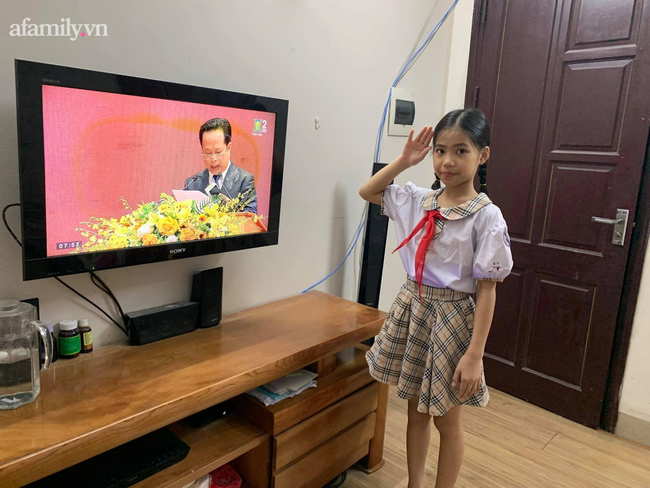 Có một khai giảng thật khác: Phụ huynh không khoe ảnh con tưng bừng cờ hoa, chỉ đứng trước màn hình TV, máy tính nghe tiếng trống khai trường-7