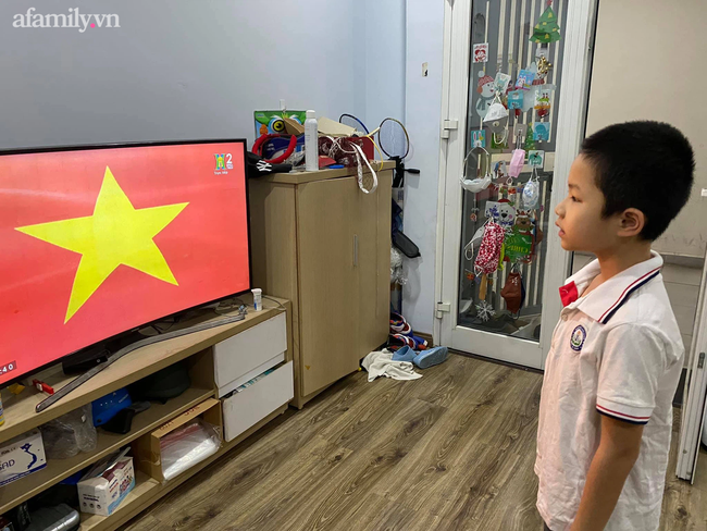 Có một khai giảng thật khác: Phụ huynh không khoe ảnh con tưng bừng cờ hoa, chỉ đứng trước màn hình TV, máy tính nghe tiếng trống khai trường-9