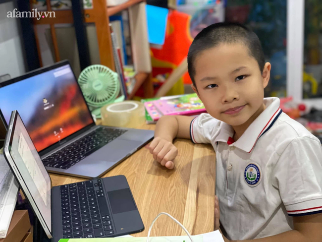 Có một khai giảng thật khác: Phụ huynh không khoe ảnh con tưng bừng cờ hoa, chỉ đứng trước màn hình TV, máy tính nghe tiếng trống khai trường-10