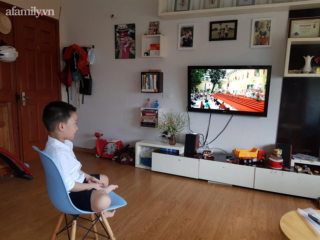 Có một khai giảng thật khác: Phụ huynh không khoe ảnh con tưng bừng cờ hoa, chỉ đứng trước màn hình TV, máy tính nghe tiếng trống khai trường-17