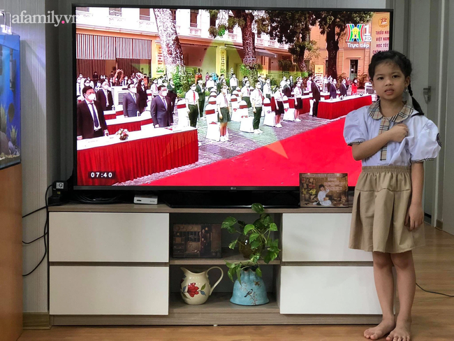 Có một khai giảng thật khác: Phụ huynh không khoe ảnh con tưng bừng cờ hoa, chỉ đứng trước màn hình TV, máy tính nghe tiếng trống khai trường-12