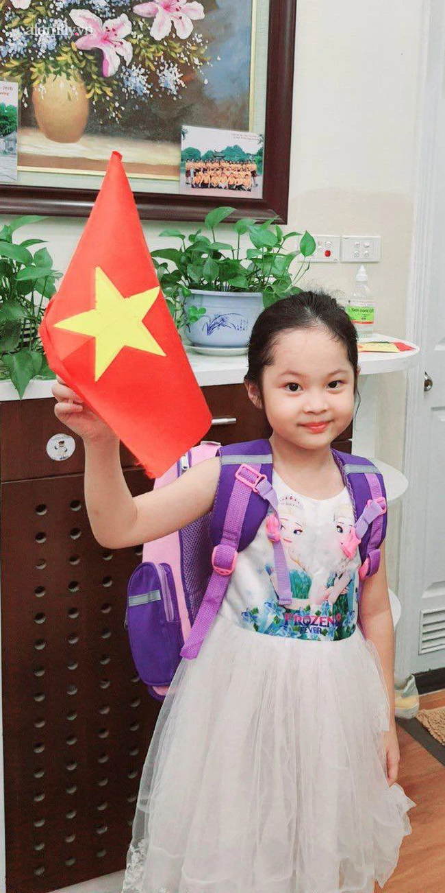 Có một khai giảng thật khác: Phụ huynh không khoe ảnh con tưng bừng cờ hoa, chỉ đứng trước màn hình TV, máy tính nghe tiếng trống khai trường-11