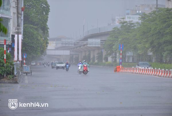 Hà Nội mưa trắng trời, cán bộ đội mưa bám chốt kiểm soát người ra vào khu vực vùng xanh-1