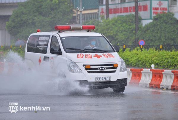 Hà Nội mưa trắng trời, cán bộ đội mưa bám chốt kiểm soát người ra vào khu vực vùng xanh-3